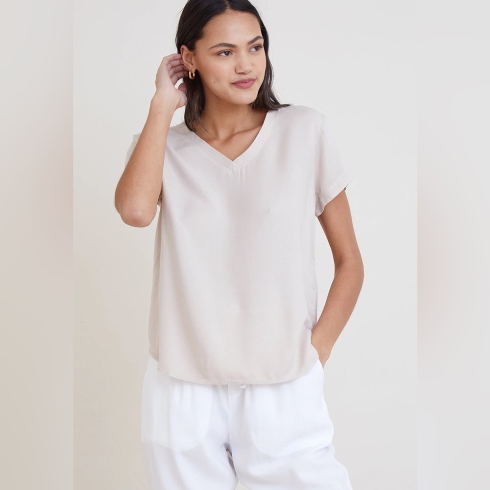 BELLA DAHL V-NECK SHORT SLEEVE TEE SOFT TAN
